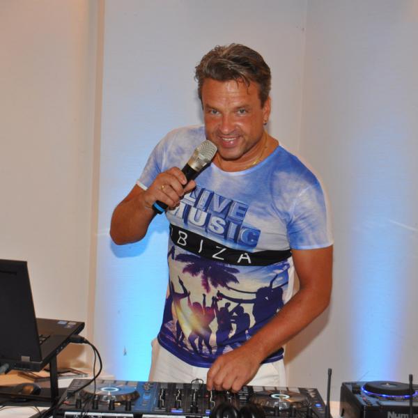 DJ Alex (Alexander Halpape)